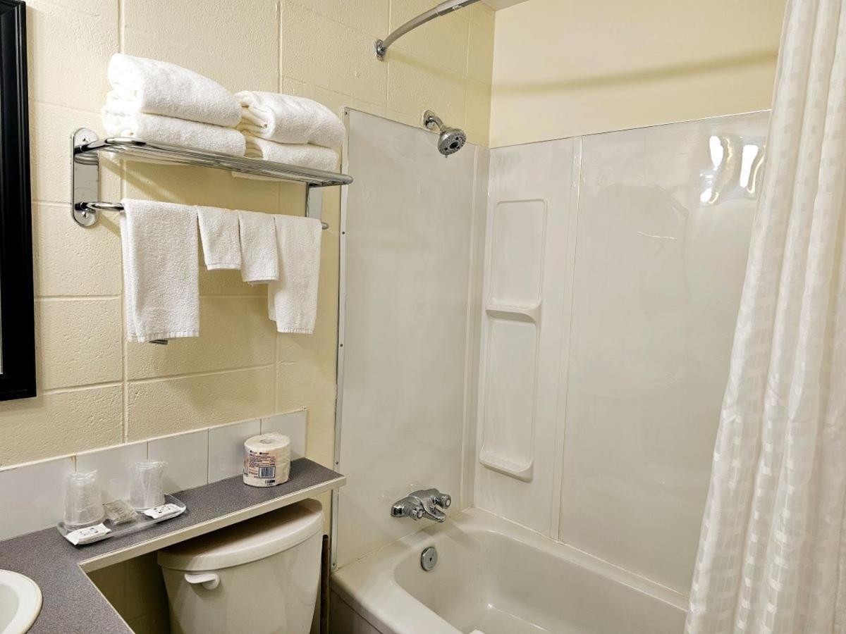 Canadian Motor Inn Grande Prairie Esterno foto